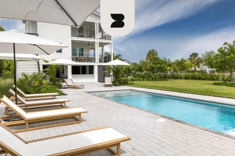The Ebberly House by Brightwild - Amazing Pool in Gated Community Haus in Stock Island