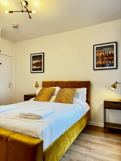 Rooms Near Me - Apartment 4, Smart Tv, Free Parking Condo in Oldbury