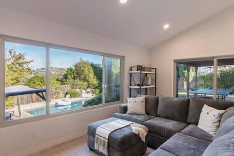 Spacious and Bright 5-Bedroom Oasis Pool and Yard Haus in La Mesa
