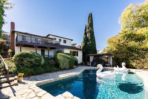 Spacious and Bright 5-Bedroom Oasis Pool and Yard House in La Mesa