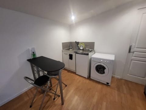 Kitchen or kitchenette, washing machine