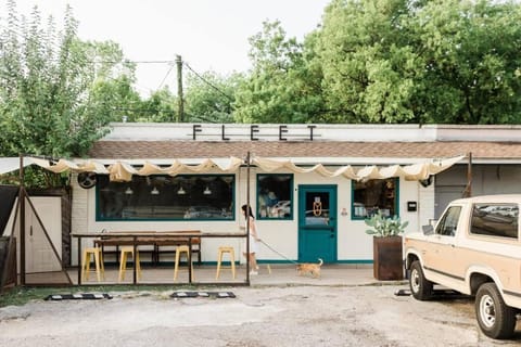 Walk to coffee, bars, eats — The Cozy Bungalow House in Austin