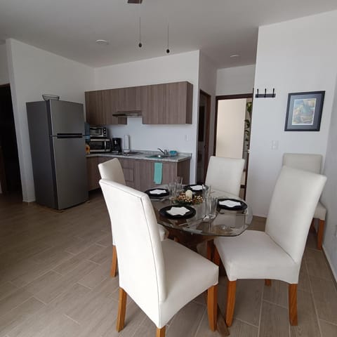 Kitchen or kitchenette, Seating area, Dining area, minibar, pet friendly