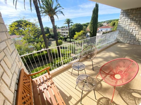 Patio, Day, Natural landscape, Garden, Balcony/Terrace, Garden view