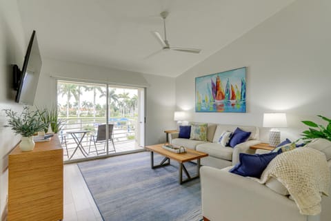 Sunny St Pete Getaway with Shared Pool and Hot Tub Apartamento in Isla del Sol