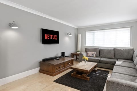 TV and multimedia, Living room, Seating area, Evening entertainment