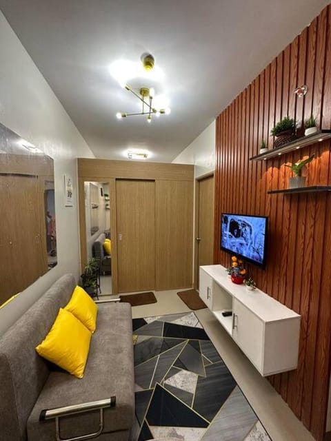 A COZY 2-bedroom w/ Balcony,kitchen,Wifi &Netflix Condominio in Las Pinas
