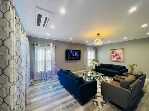 TV and multimedia, Living room, Seating area, Evening entertainment