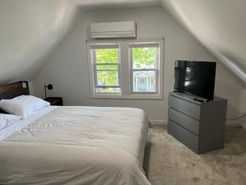 Modern & cozy Room in Queens near Train station and buses Vacation rental in Woodhaven