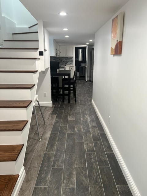 Modern & cozy Room in Queens near Train station and buses Vacation rental in Woodhaven
