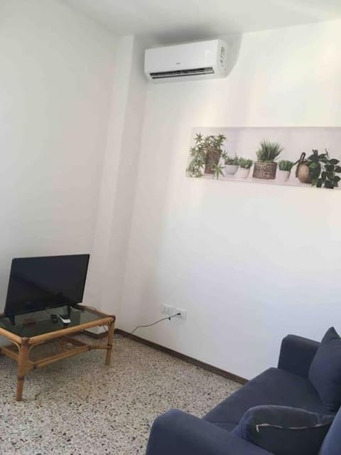TV and multimedia, Seating area, air conditioner