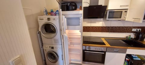 Kitchen or kitchenette, dishwasher, minibar, stove, toaster, washing machine, dryer