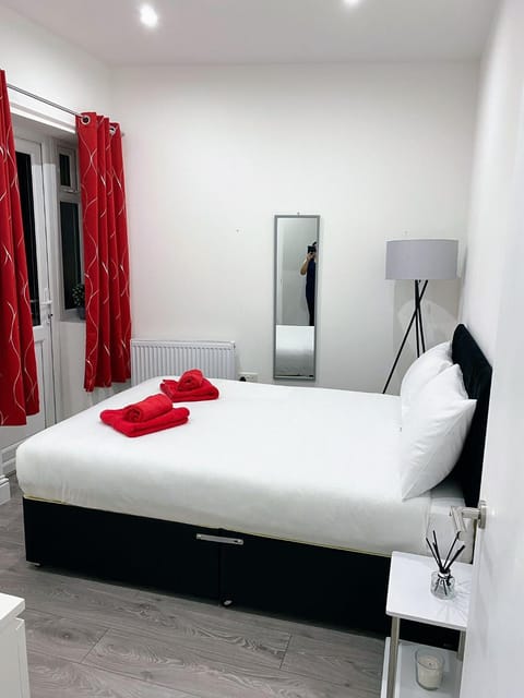 Attractive 2 bed apartments free Wi-Fi and parking Apartment in Croydon