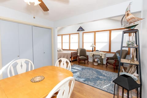 Seating area, Dining area