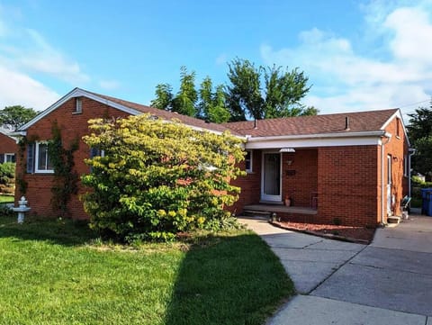 Beautiful Home in Dearborn Heights, Comfy Beds Haus in Dearborn Heights