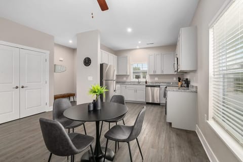 Kitchen or kitchenette, Seating area, Dining area, dishwasher, minibar, pet friendly, stove