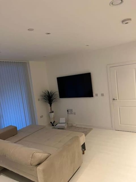 1 bed apartment Condo in Barking