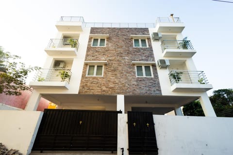 Property building, Day, Balcony/Terrace