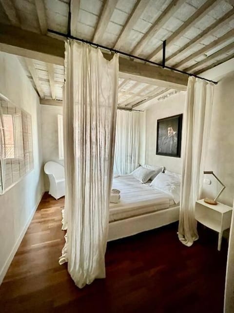 Bed, Photo of the whole room, Decorative detail, Bedroom