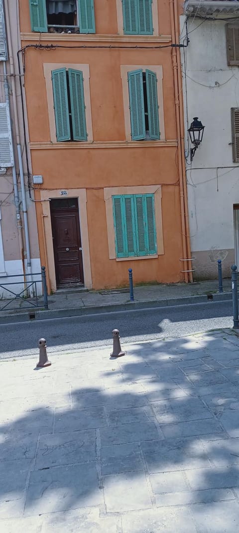 BudgetBnb 283, vue dégagée pour ce joli studio Apartment in La Seyne-sur-Mer