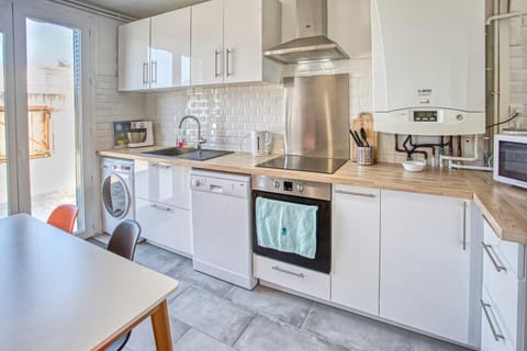 Kitchen or kitchenette, Dining area, dishwasher, minibar, pet friendly, stove, toaster, washing machine, dryer