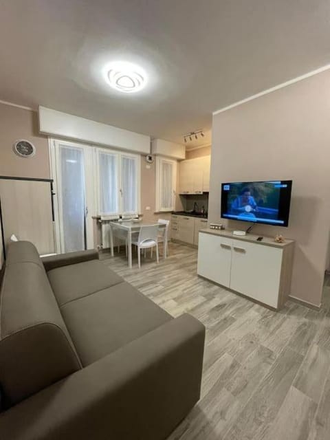 TV and multimedia, Kitchen or kitchenette, Living room, Seating area, Dining area, Evening entertainment