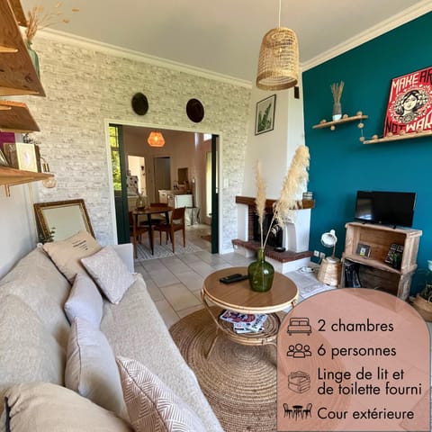 Communal lounge/ TV room, TV and multimedia, Living room, Seating area, Dining area