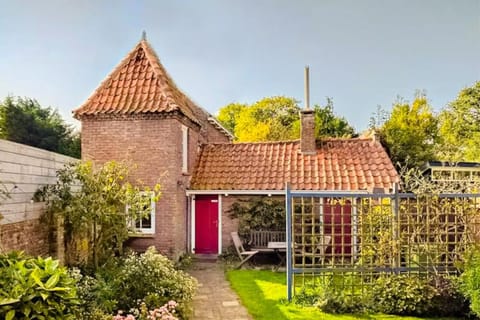 Property building, Facade/entrance, Garden, Garden view