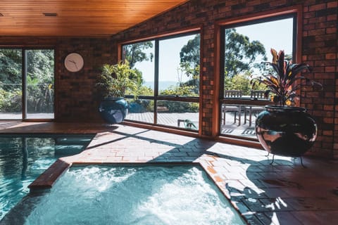 High Grange Luxury Mountain Retreat - Pool, Spa, Sauna House in Mount Dandenong