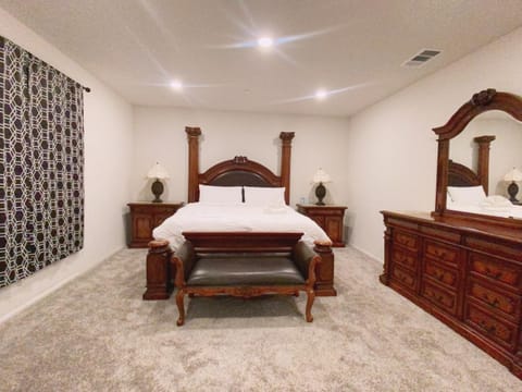 large Master Room With Private +Office Area +TV On The Second Floor Vacation rental in Riverside
