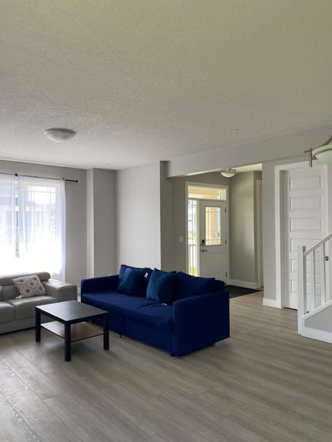 Private room in Calgary*Netflix*TV*Wifi*Parking Vacation rental in Calgary