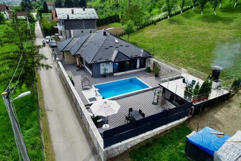 Property building, Day, Bird's eye view, BBQ facilities, Garden, Garden view, Pool view, Swimming pool, sunbed