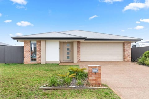 'The Pool House' Spacious Family Stay at Hervey Bay House in Hervey Bay