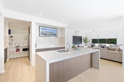 Luxe By The Marina - Hamptons Chic at Hervey Bay House in Hervey Bay