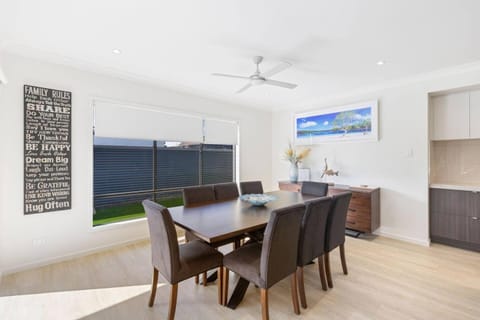 Luxe By The Marina - Hamptons Chic at Hervey Bay House in Hervey Bay