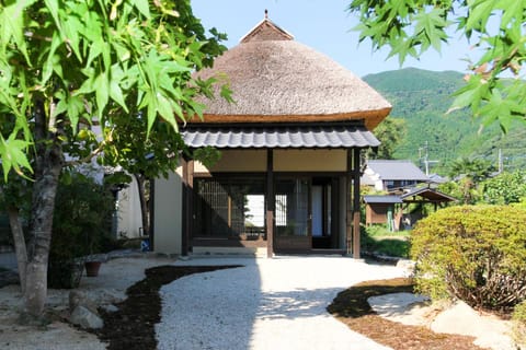 Property building, Facade/entrance, Natural landscape, Garden, Garden view, Mountain view