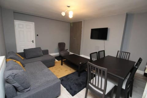 Communal lounge/ TV room, Living room, Seating area, Dining area, Evening entertainment