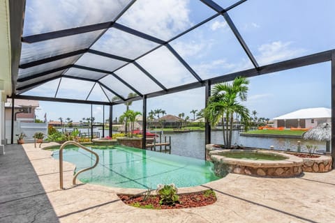 Sunset Pair-A-Dice Maison in Cape Coral