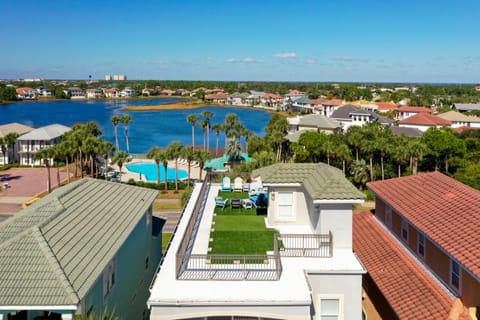 Beach View Rooftop Deck, Community Pool Hot Tub House in Destin