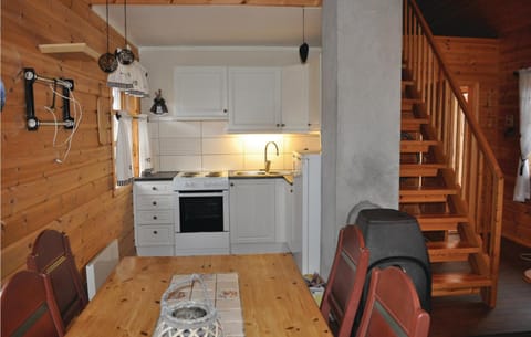3 Bedroom Lovely Home In Bstad House in Lofoten