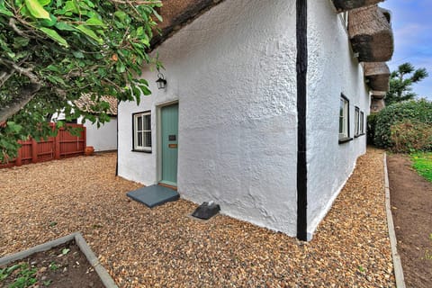 Property building, Patio, Day, Garden, Garden view