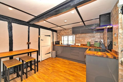 Kitchen or kitchenette, Dining area, minibar, pet friendly, stove