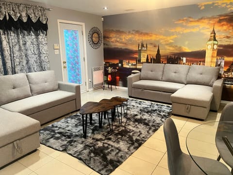 Amazing 4-Bedrooms MONTREAL Maison in Laval