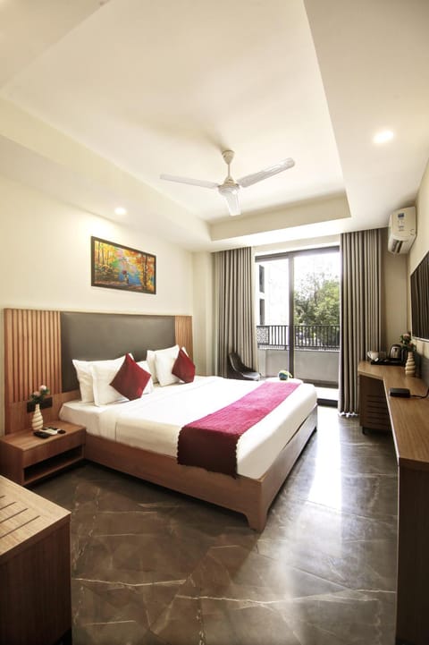 Bed, TV and multimedia, Balcony/Terrace, Photo of the whole room, Seating area, Bedroom, air conditioner