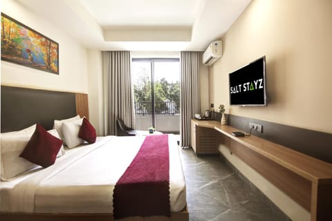 Bed, TV and multimedia, Balcony/Terrace, Photo of the whole room, Seating area, Evening entertainment, Bedroom, air conditioner