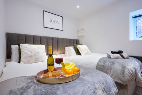 Boutique Apartment - City Centre - Free Parking, Fast Wifi and Smart TV by Yoko Property Copropriété in Rugby