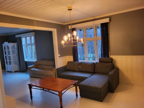 Executive 5 Bedrooms House in Lillestrøm Central - 5 mins walk from Lillestrøm Station Apartment in Viken, Norway