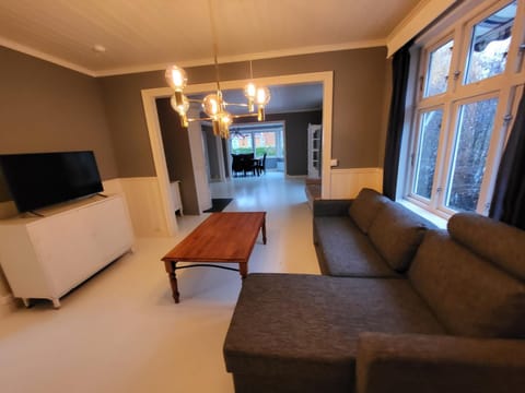 Executive 5 Bedrooms House in Lillestrøm Central - 5 mins walk from Lillestrøm Station Apartment in Viken, Norway