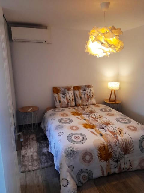 One bedroom appartement with shared pool enclosed garden and wifi at Sandy Ground Condo in Sint Maarten