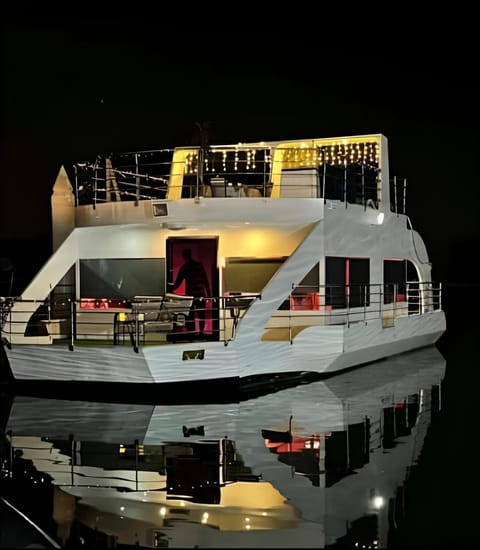 Party boat Condo in Abu Dhabi